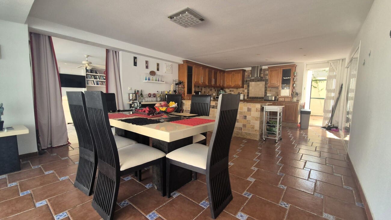 4 soveværelse Villa til salg i Villamartin med swimmingpool garage - € 650.000 (Ref: 9823525)