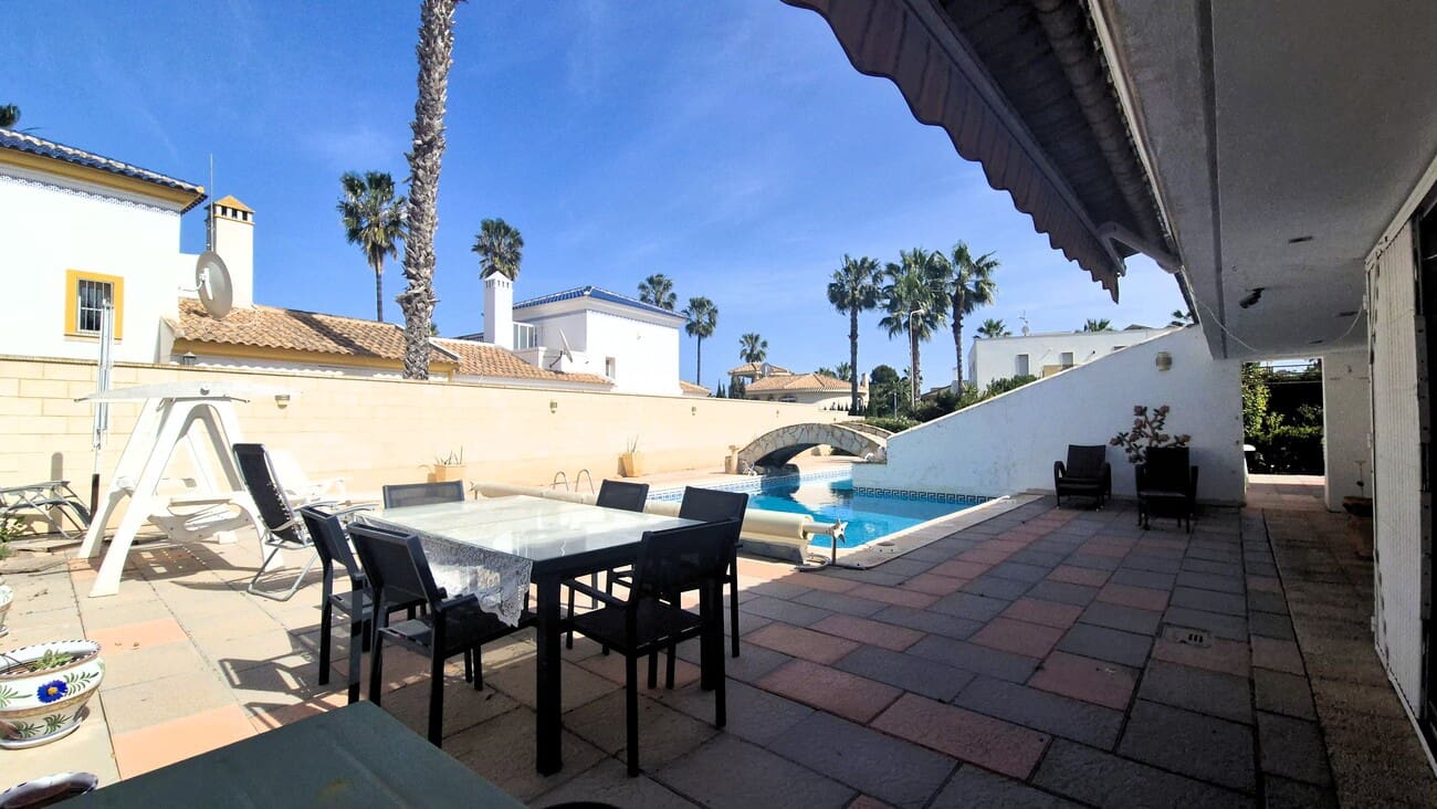 4 soveværelse Villa til salg i Villamartin med swimmingpool garage - € 650.000 (Ref: 9823525)
