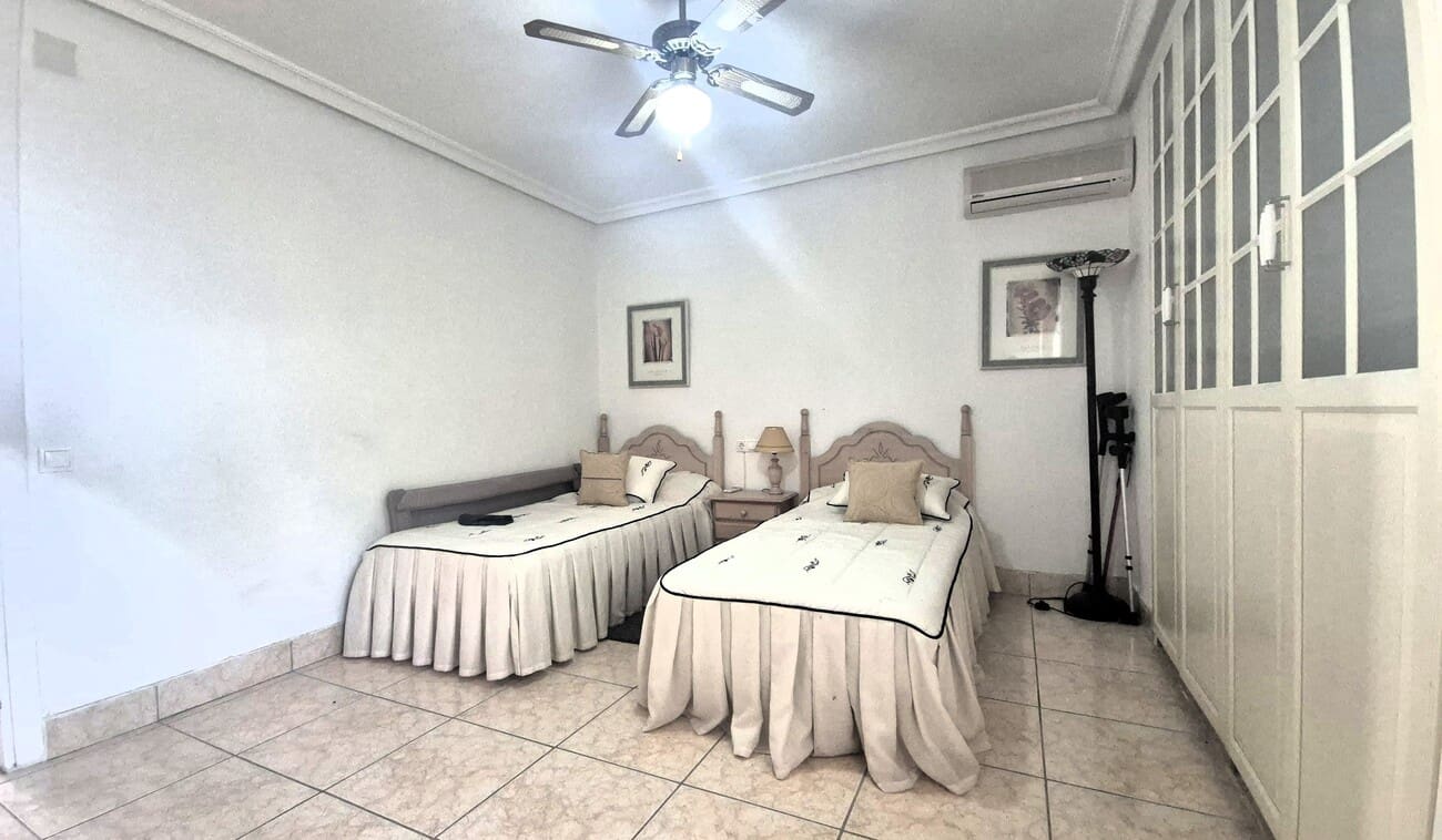 4 soveværelse Villa til salg i Villamartin med swimmingpool garage - € 650.000 (Ref: 9823525)