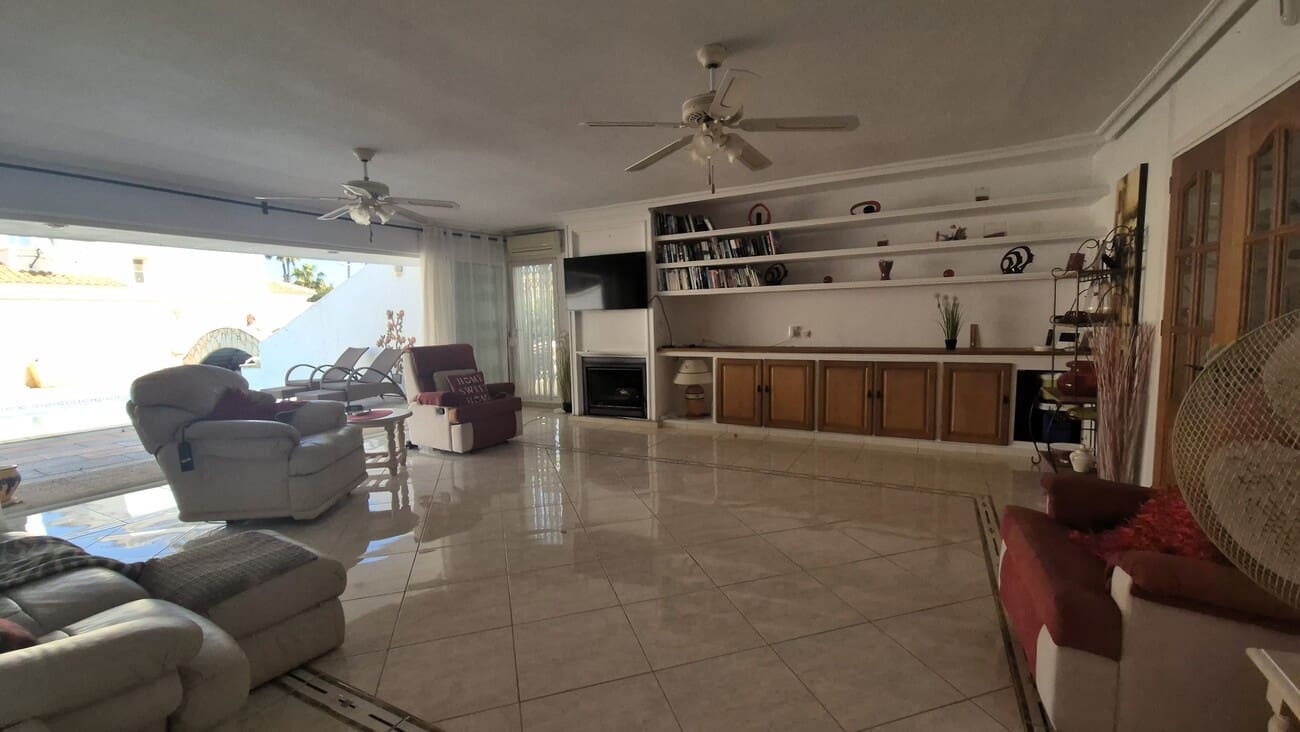 4 soveværelse Villa til salg i Villamartin med swimmingpool garage - € 650.000 (Ref: 9823525)