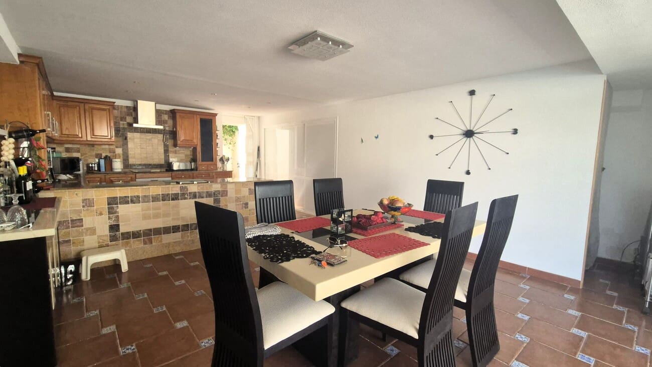 4 soveværelse Villa til salg i Villamartin med swimmingpool garage - € 650.000 (Ref: 9823525)
