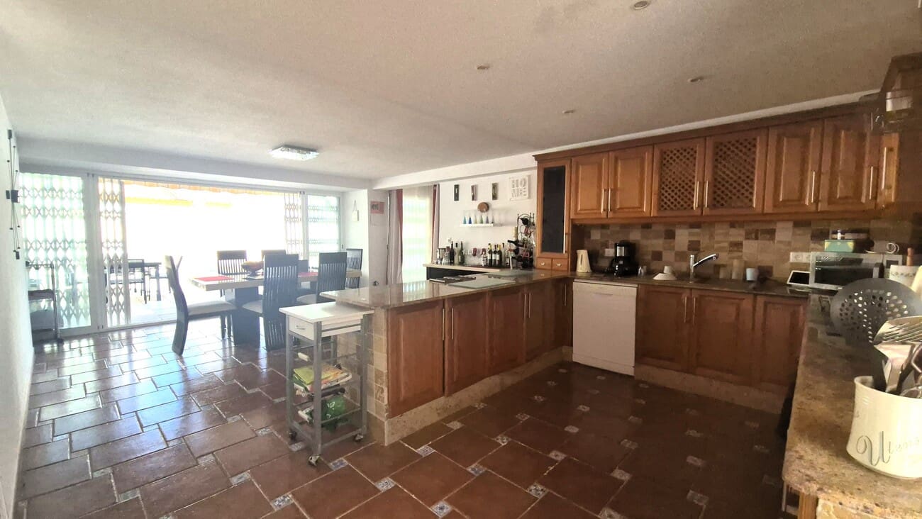 4 soveværelse Villa til salg i Villamartin med swimmingpool garage - € 650.000 (Ref: 9823525)