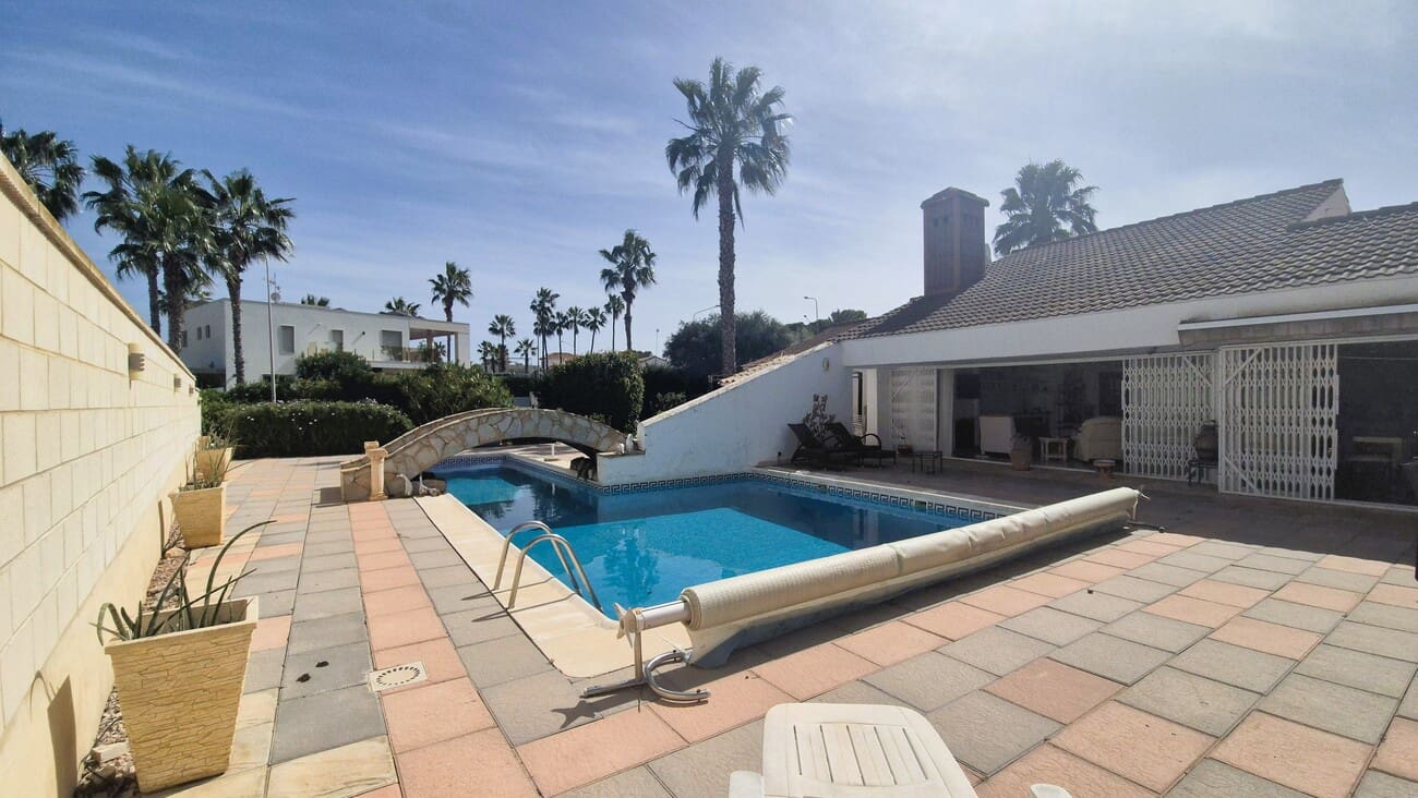 4 soveværelse Villa til salg i Villamartin med swimmingpool garage - € 650.000 (Ref: 9823525)