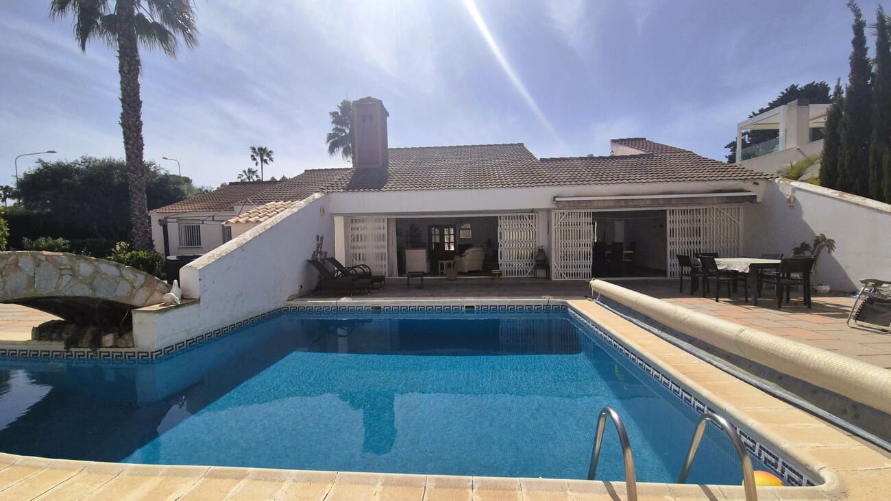 4 soveværelse Villa til salg i Villamartin med swimmingpool garage - € 650.000 (Ref: 9823525)
