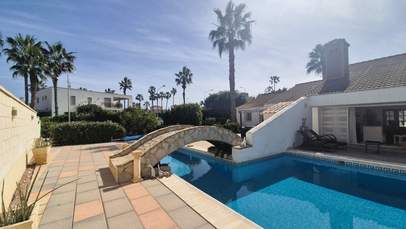 4 soveværelse Villa til salg i Villamartin med swimmingpool garage - € 650.000 (Ref: 9823525)
