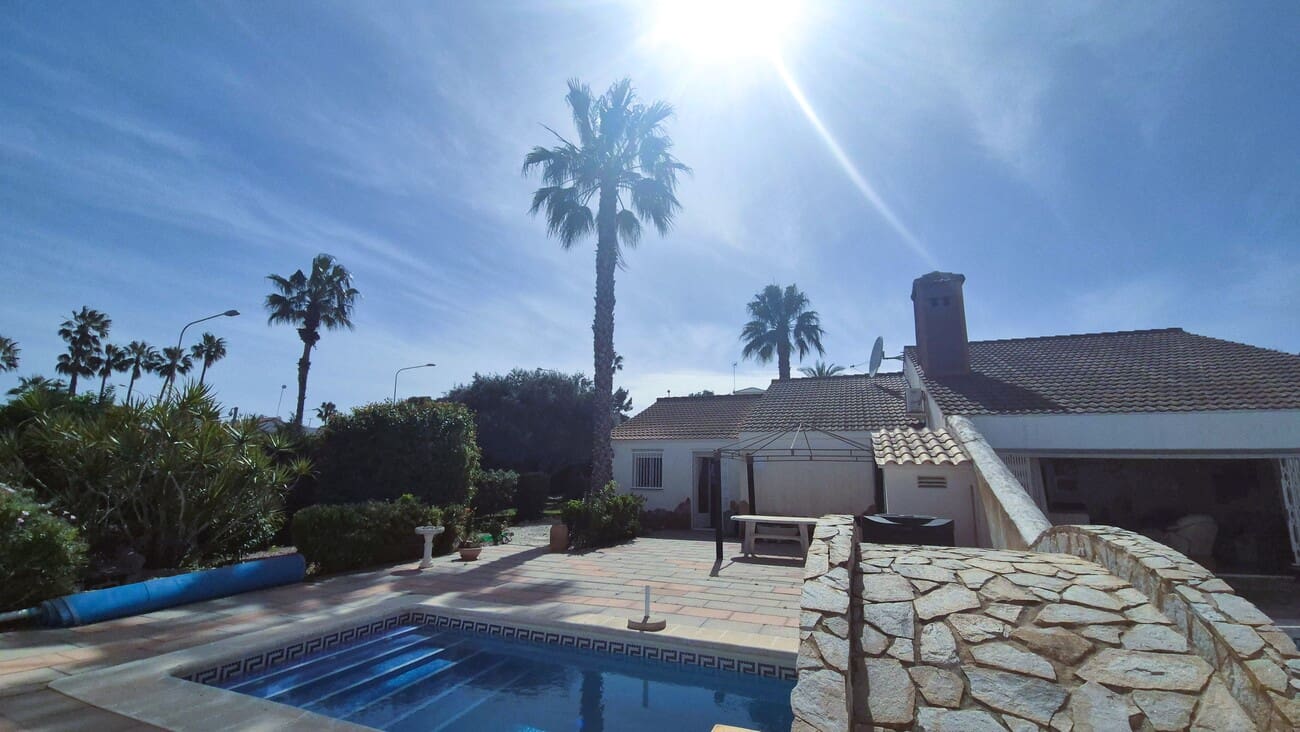 4 soveværelse Villa til salg i Villamartin med swimmingpool garage - € 650.000 (Ref: 9823525)