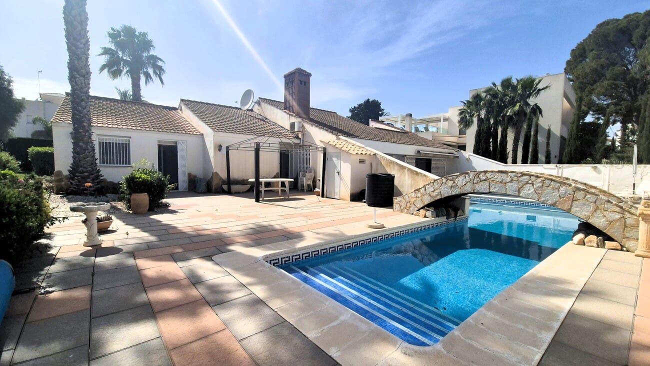 4 soveværelse Villa til salg i Villamartin med swimmingpool garage - € 650.000 (Ref: 9823525)