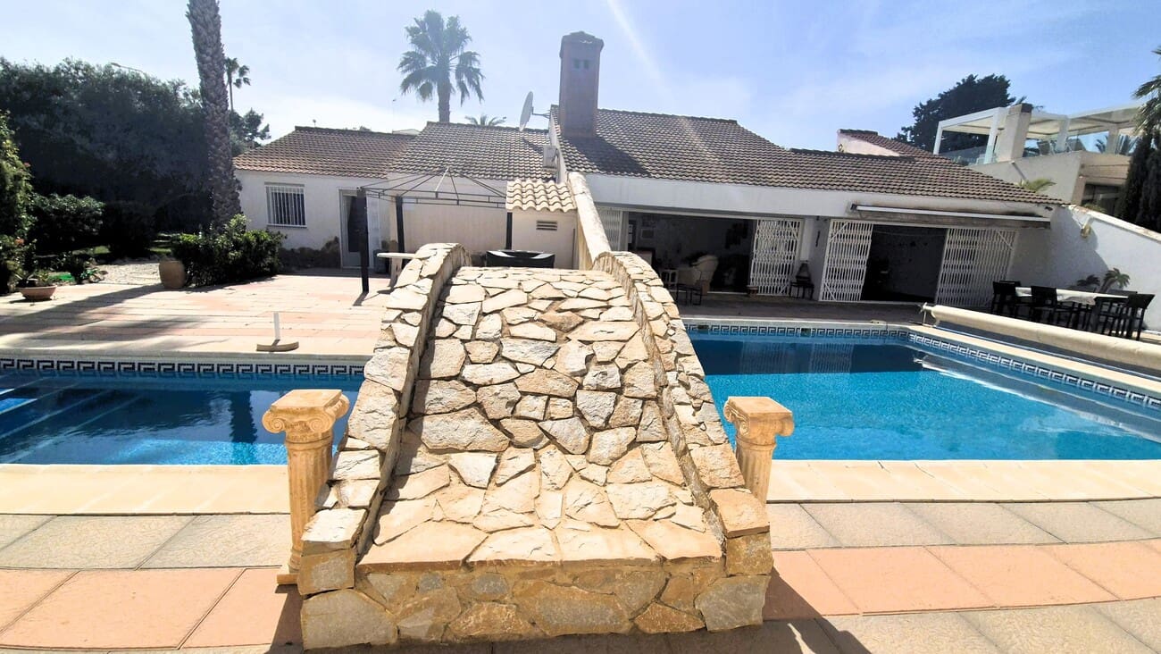 4 soveværelse Villa til salg i Villamartin med swimmingpool garage - € 650.000 (Ref: 9823525)