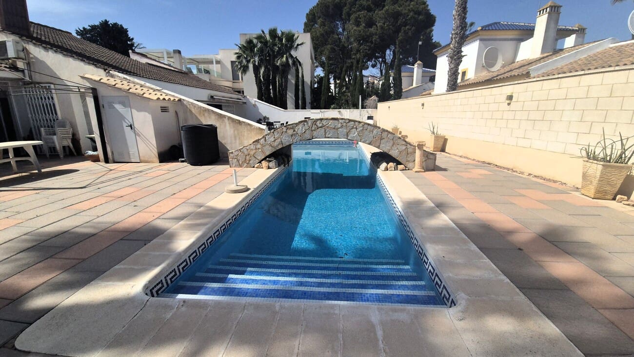 4 soveværelse Villa til salg i Villamartin med swimmingpool garage - € 650.000 (Ref: 9823525)