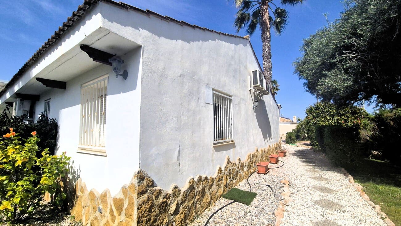 4 soveværelse Villa til salg i Villamartin med swimmingpool garage - € 650.000 (Ref: 9823525)