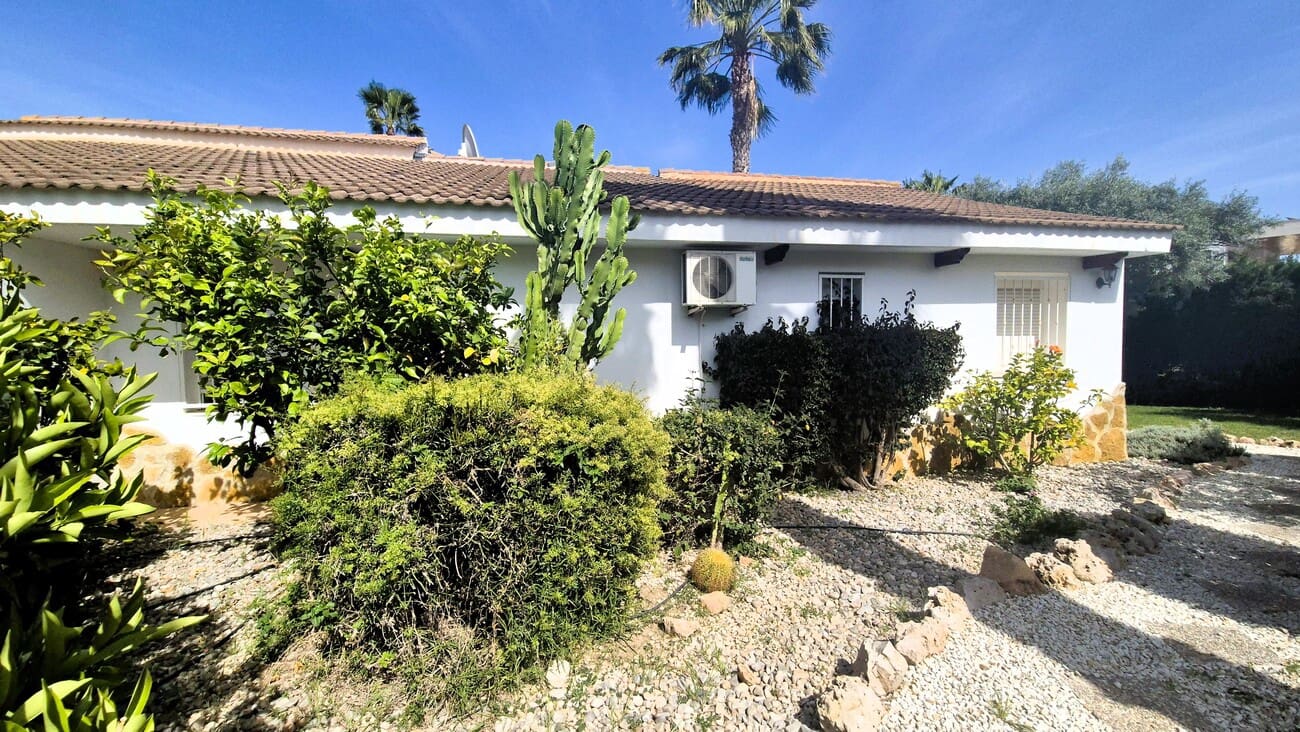 4 soveværelse Villa til salg i Villamartin med swimmingpool garage - € 650.000 (Ref: 9823525)