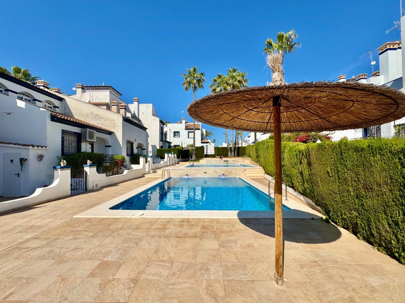 2 soveværelse Bungalow til salg i Orihuela Costa med swimmingpool - € 220.000 (Ref: 9856043)