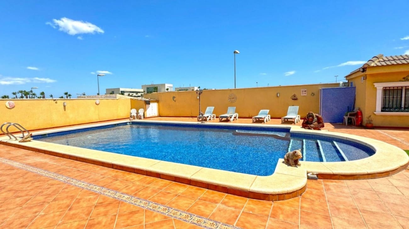 6 quarto Moradia para venda em Torrevieja - 617 000 € (Ref: 9908821)