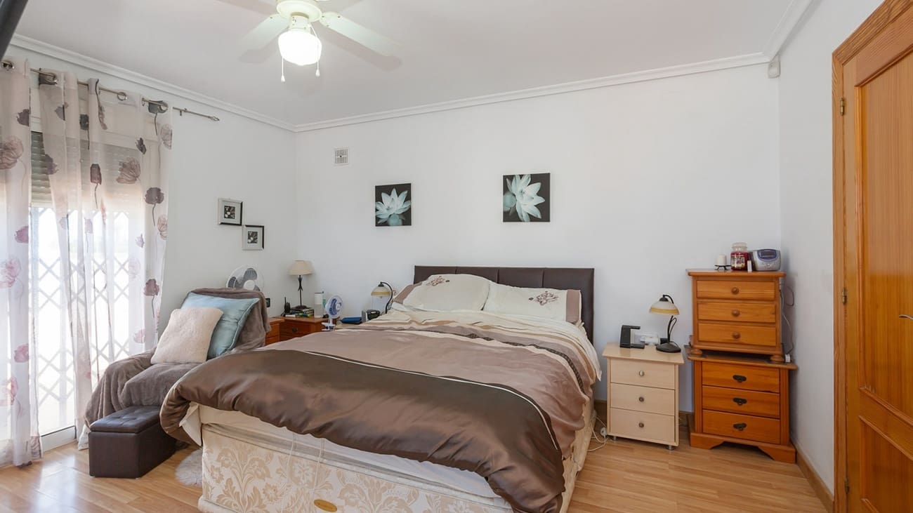 6 quarto Moradia para venda em Torrevieja - 617 000 € (Ref: 9908821)