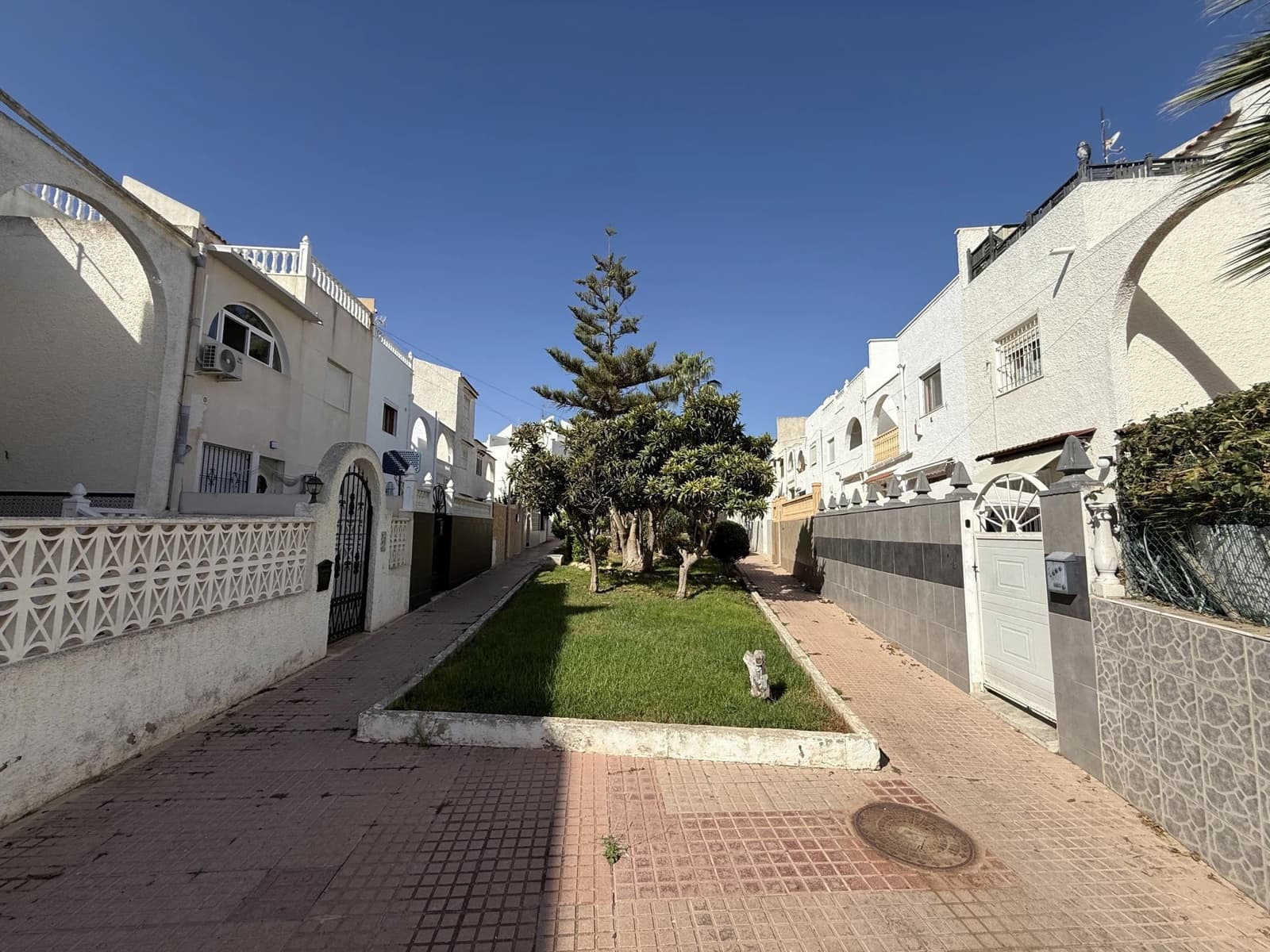 3 bedroom Townhouse for sale in Torrevieja with pool - € 198,000 (Ref: 9487112)