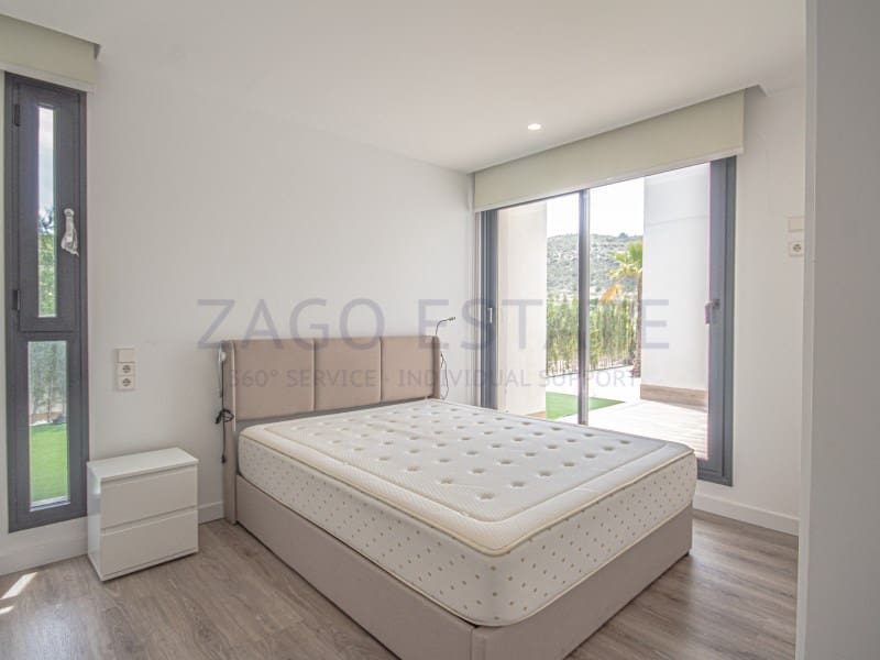 3 soveværelse Semi-Rækkehus til salg i Monforte del Cid med swimmingpool - € 795.000 (Ref: 10020385)
