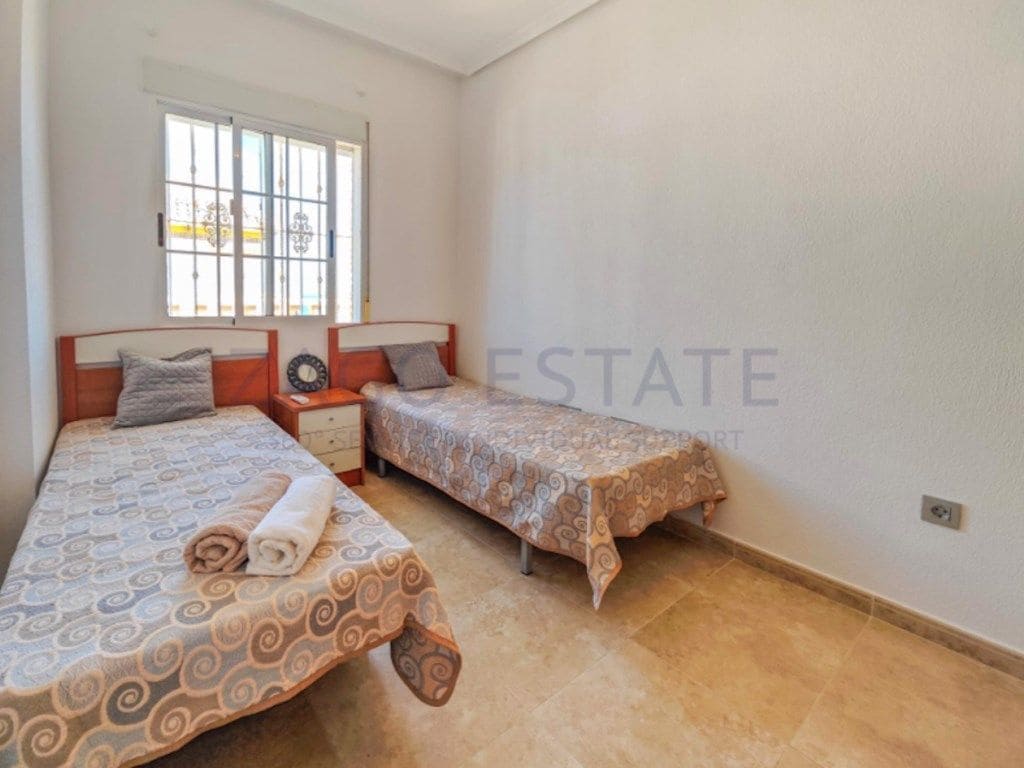 3 soveværelse Villa til salg i Torrevieja med garage - € 450.000 (Ref: 9468709)