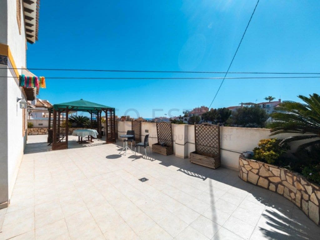 3 soveværelse Villa til salg i Torrevieja med garage - € 450.000 (Ref: 9468709)
