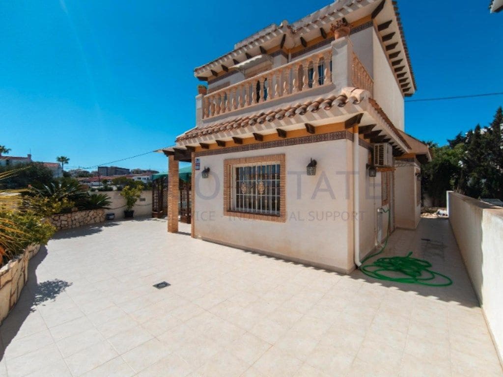 3 soveværelse Villa til salg i Torrevieja med garage - € 450.000 (Ref: 9468709)