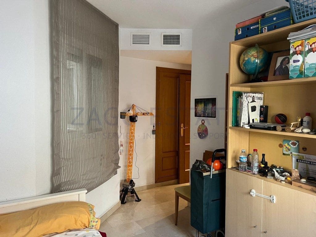 4 bedroom Flat for sale in Alicante / Alacant city - € 350,000 (Ref: 9468717)