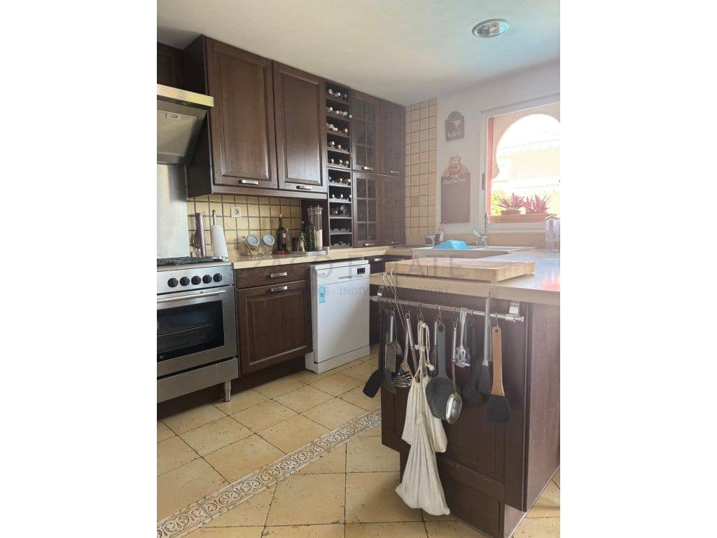 6 bedroom Villa for sale in Alfaz del Pi / L'Alfas del Pi with garage - € 590,000 (Ref: 9468760)