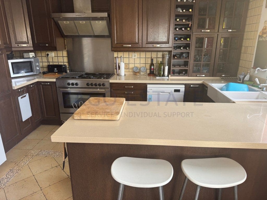 6 bedroom Villa for sale in Alfaz del Pi / L'Alfas del Pi with garage - € 590,000 (Ref: 9468760)