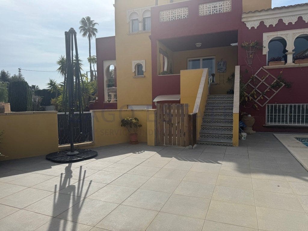 6 bedroom Villa for sale in Alfaz del Pi / L'Alfas del Pi with garage - € 590,000 (Ref: 9468760)