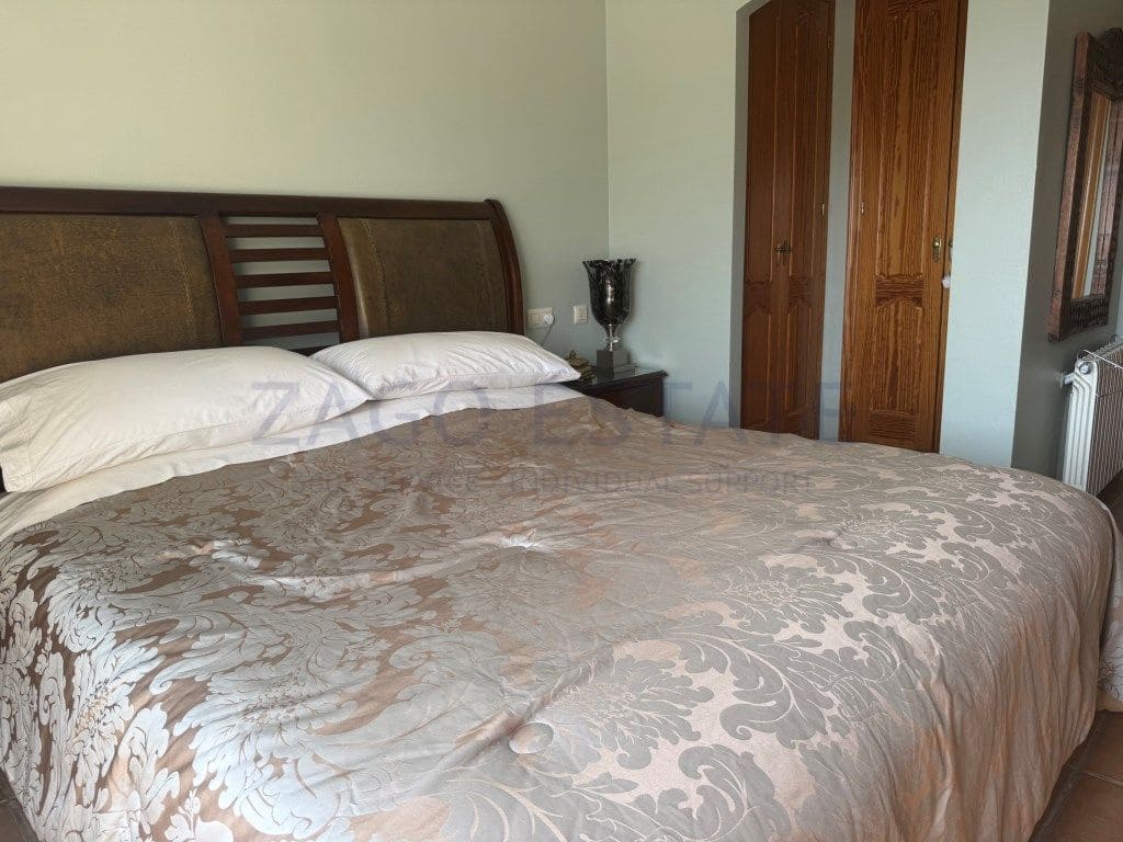 6 bedroom Villa for sale in Alfaz del Pi / L'Alfas del Pi with garage - € 590,000 (Ref: 9468760)