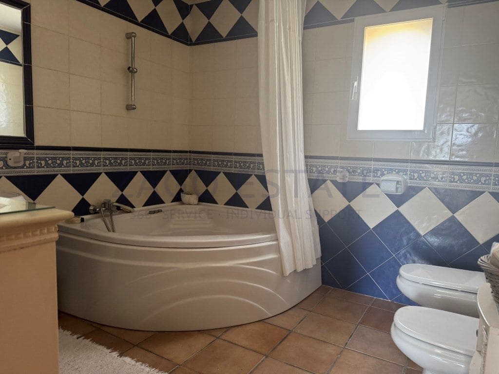 6 bedroom Villa for sale in Alfaz del Pi / L'Alfas del Pi with garage - € 590,000 (Ref: 9468760)