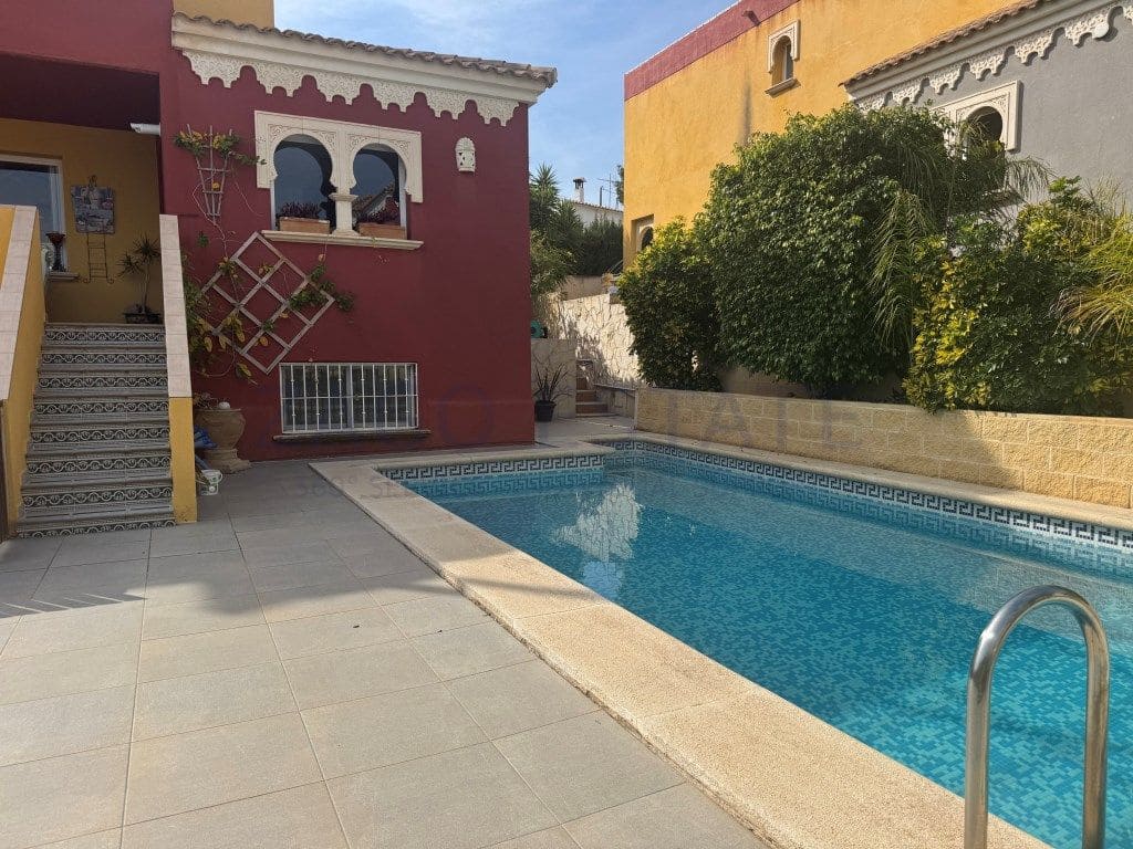 6 bedroom Villa for sale in Alfaz del Pi / L'Alfas del Pi with garage - € 590,000 (Ref: 9468760)