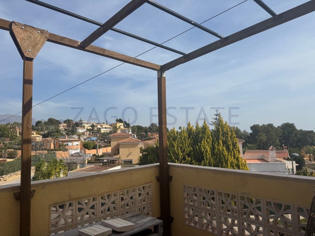 6 bedroom Villa for sale in Alfaz del Pi / L'Alfas del Pi with garage - € 590,000 (Ref: 9468760)