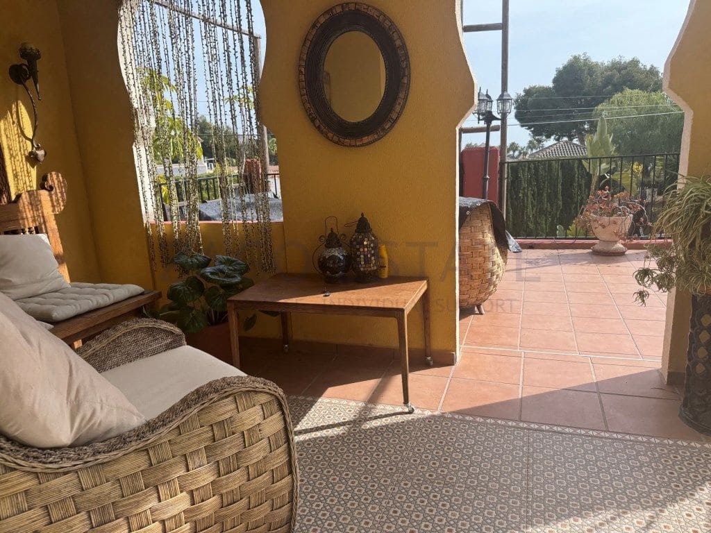 6 bedroom Villa for sale in Alfaz del Pi / L'Alfas del Pi with garage - € 590,000 (Ref: 9468760)