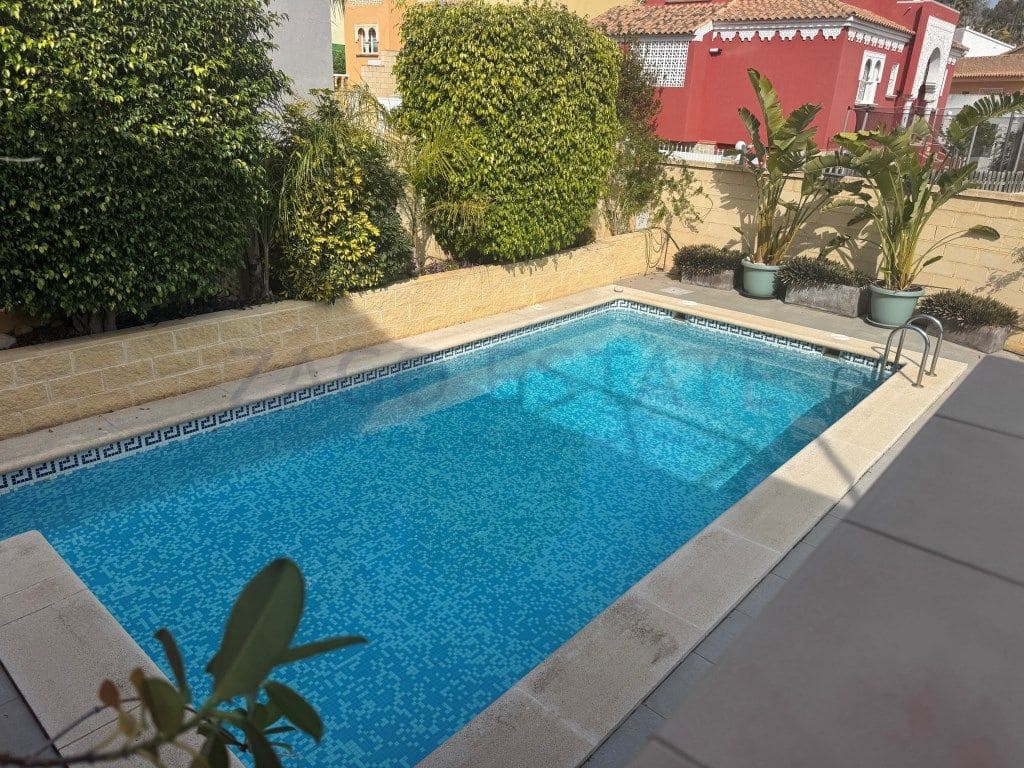 6 bedroom Villa for sale in Alfaz del Pi / L'Alfas del Pi with garage - € 590,000 (Ref: 9468760)