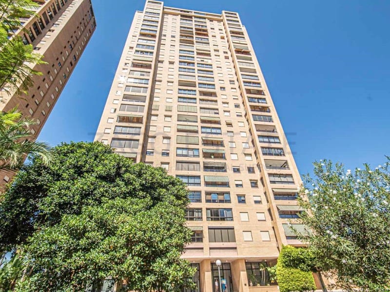 Piso de 4 habitaciones en Benidorm en venta con piscina garaje - 640.000 € (Ref: 9780381)