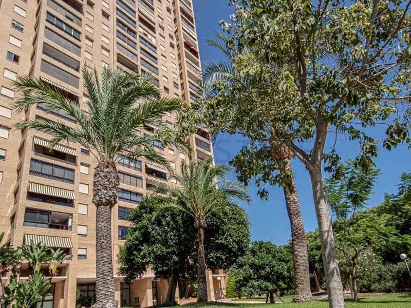 Piso de 4 habitaciones en Benidorm en venta con piscina garaje - 640.000 € (Ref: 9780381)