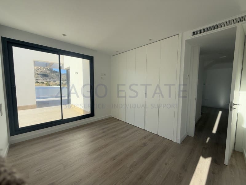 Chalet de 3 habitaciones en Monforte del Cid en venta - 489.000 € (Ref: 9780402)