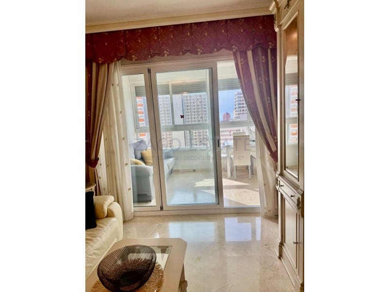 Piso de 2 habitaciones en Benidorm en venta - 330.000 € (Ref: 9783713)