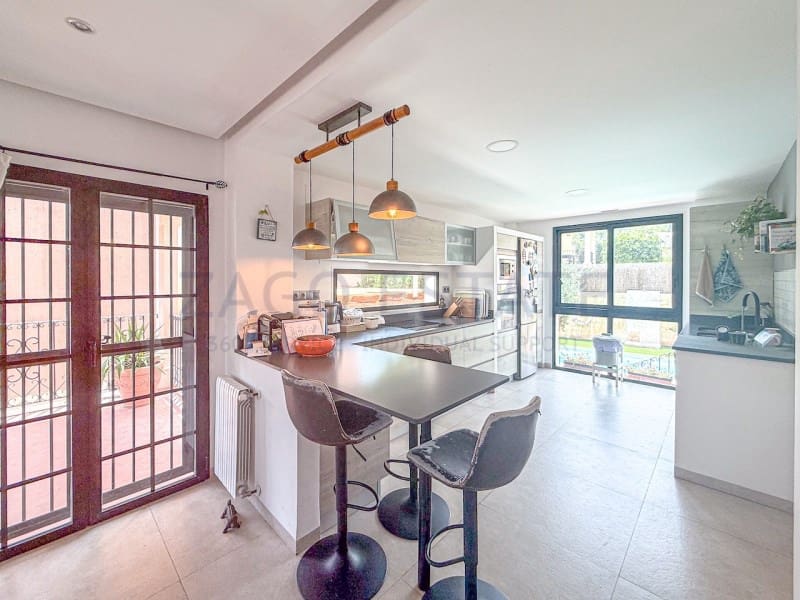 Pareado de 3 habitaciones en Alfaz del Pi / L'Alfàs del Pi en venta con piscina garaje - 470.000 € (Ref: 9990384)