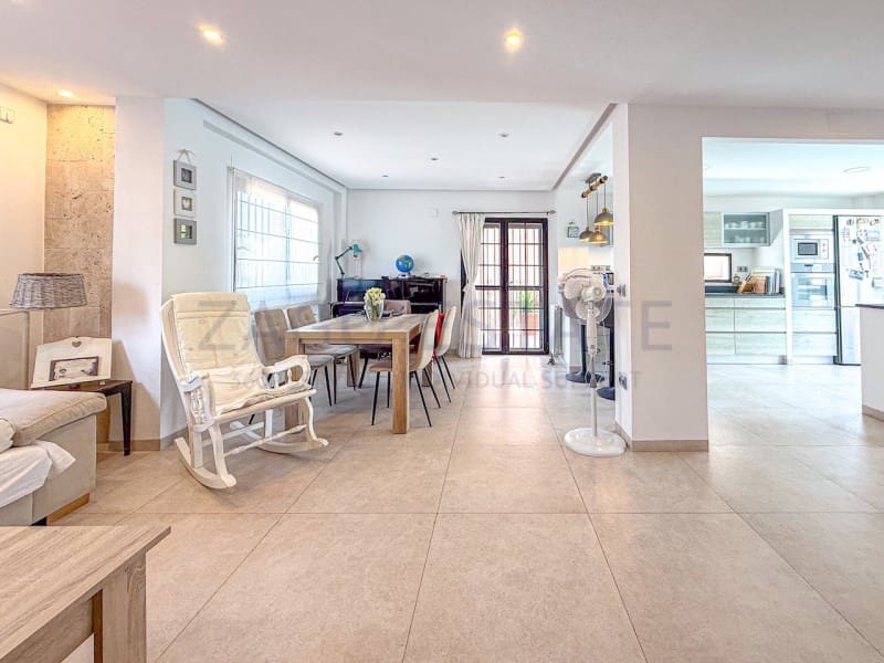 Pareado de 3 habitaciones en Alfaz del Pi / L'Alfàs del Pi en venta con piscina garaje - 470.000 € (Ref: 9990384)