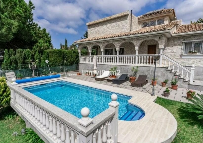4 bedroom Beach Apartment for sale in Marbella with pool garage - € 1,230,000 (Ref: 9747358)