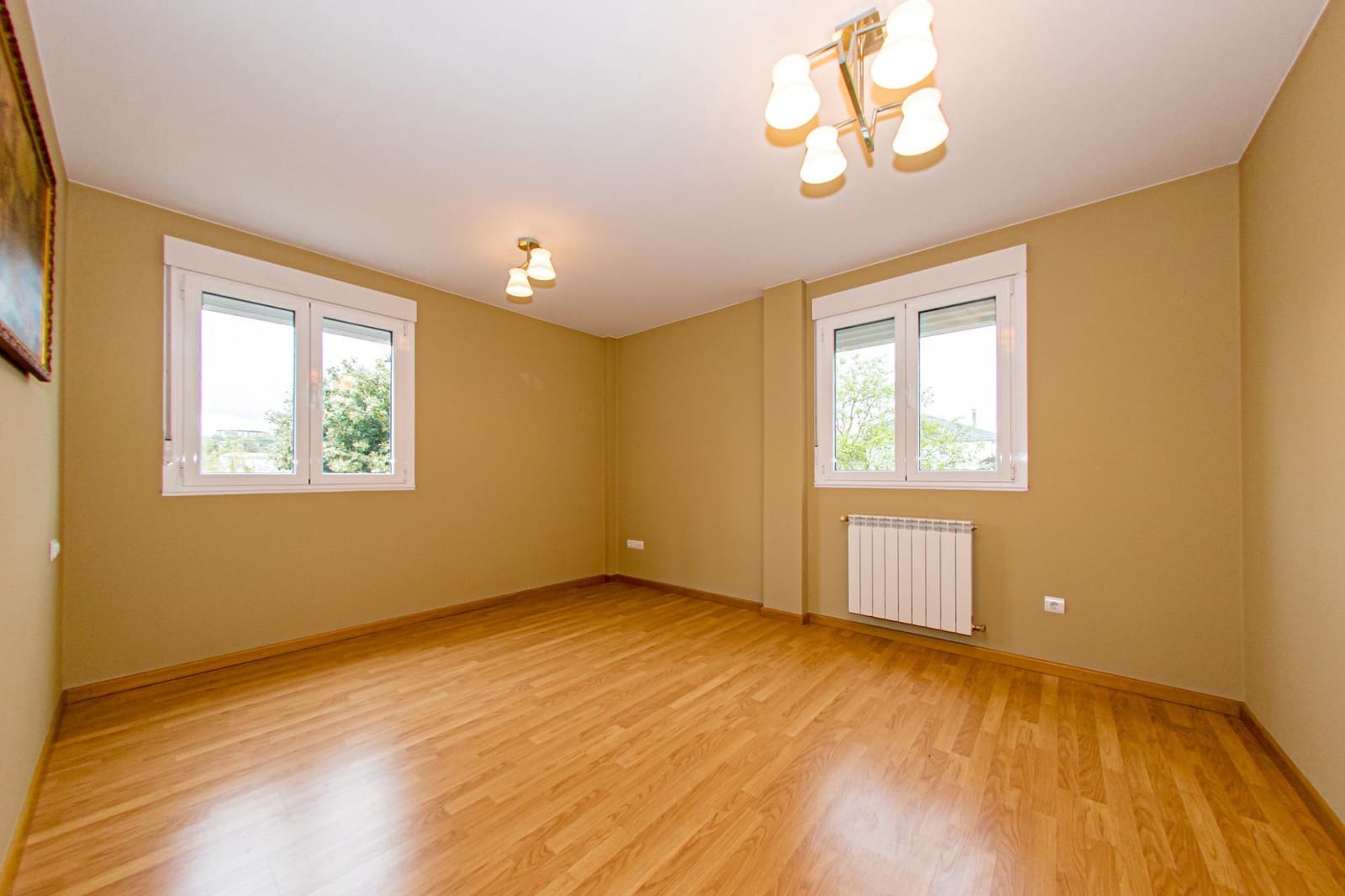 5 bedroom Villa for sale in Ponferrada with garage - € 385,000 (Ref: 9491740)