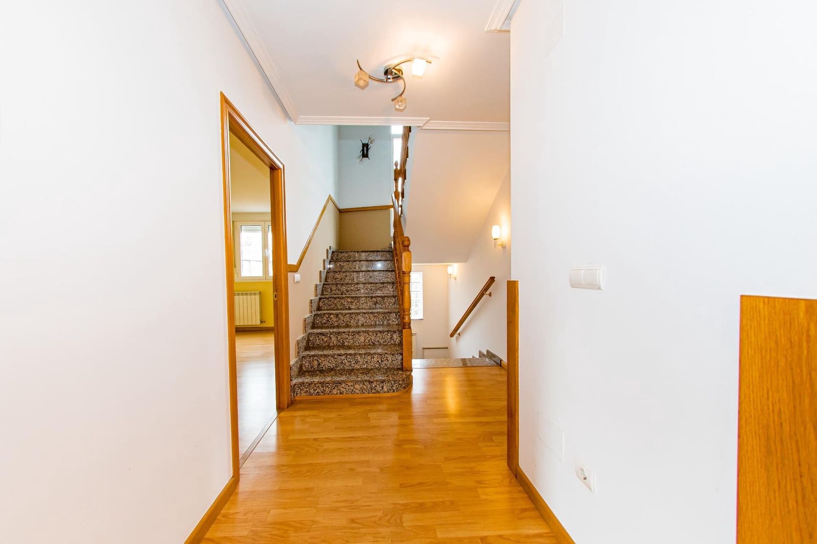 5 bedroom Villa for sale in Ponferrada with garage - € 385,000 (Ref: 9491740)