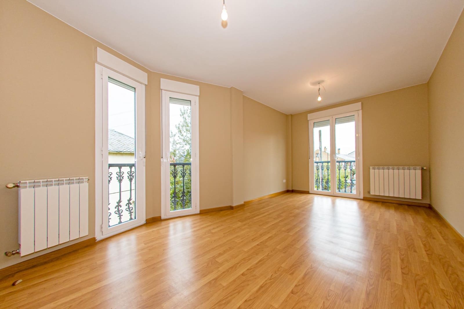 5 bedroom Villa for sale in Ponferrada with garage - € 385,000 (Ref: 9491740)