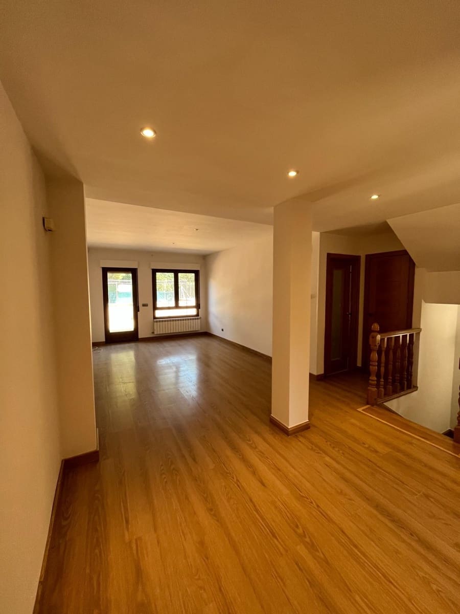 4 bedroom Townhouse for rent in Collado Villalba with pool garage - € 1,800 (Ref: 9541740)