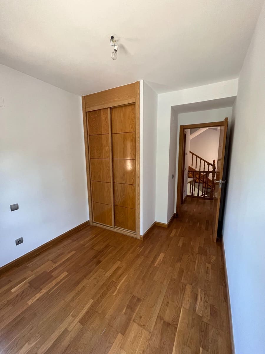 4 bedroom Townhouse for rent in Collado Villalba with pool garage - € 1,800 (Ref: 9541740)