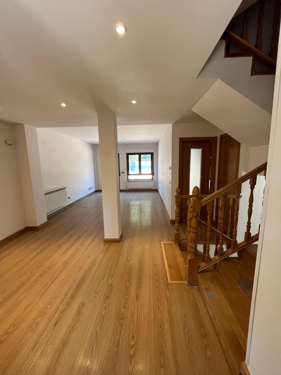 4 bedroom Townhouse for rent in Collado Villalba with pool garage - € 1,800 (Ref: 9541740)