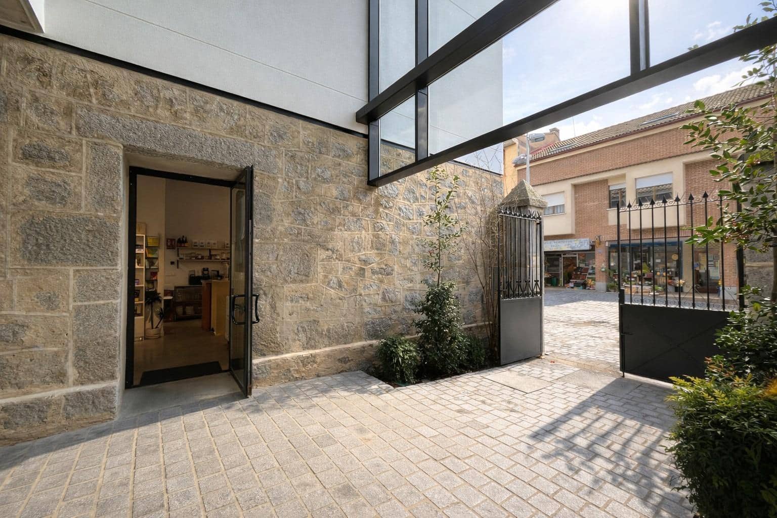 Commercial for rent in Torrelodones - € 2,000 (Ref: 9591409)
