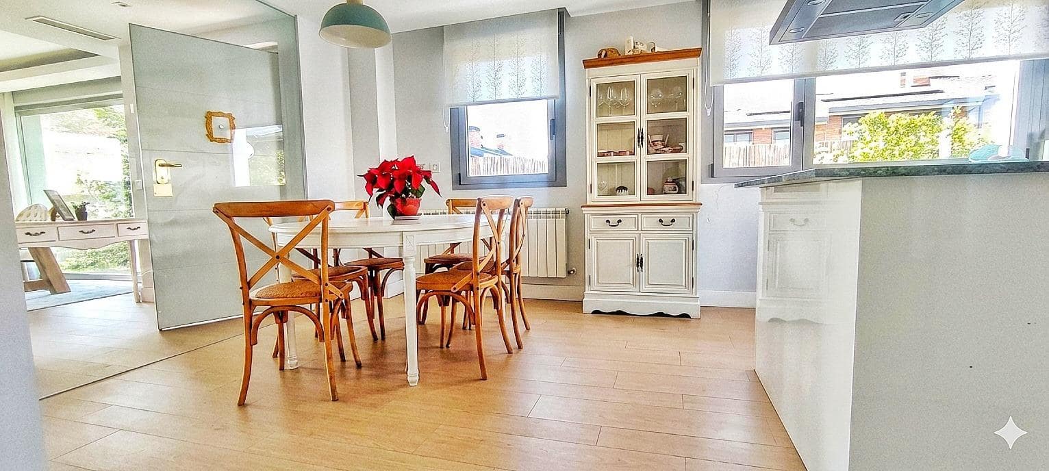 4 bedroom Semi-detached Villa for sale in Boadilla del Monte with pool garage - € 1,280,000 (Ref: 9648272)