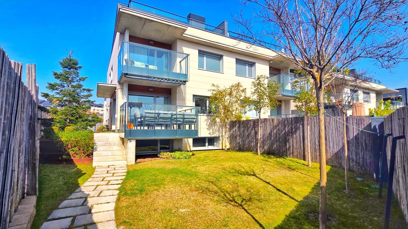 4 bedroom Semi-detached Villa for sale in Boadilla del Monte with pool garage - € 1,280,000 (Ref: 9648272)