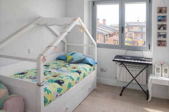 Pareado de 4 habitaciones en Boadilla del Monte en venta con piscina garaje - 1.280.000 € (Ref: 9648272)